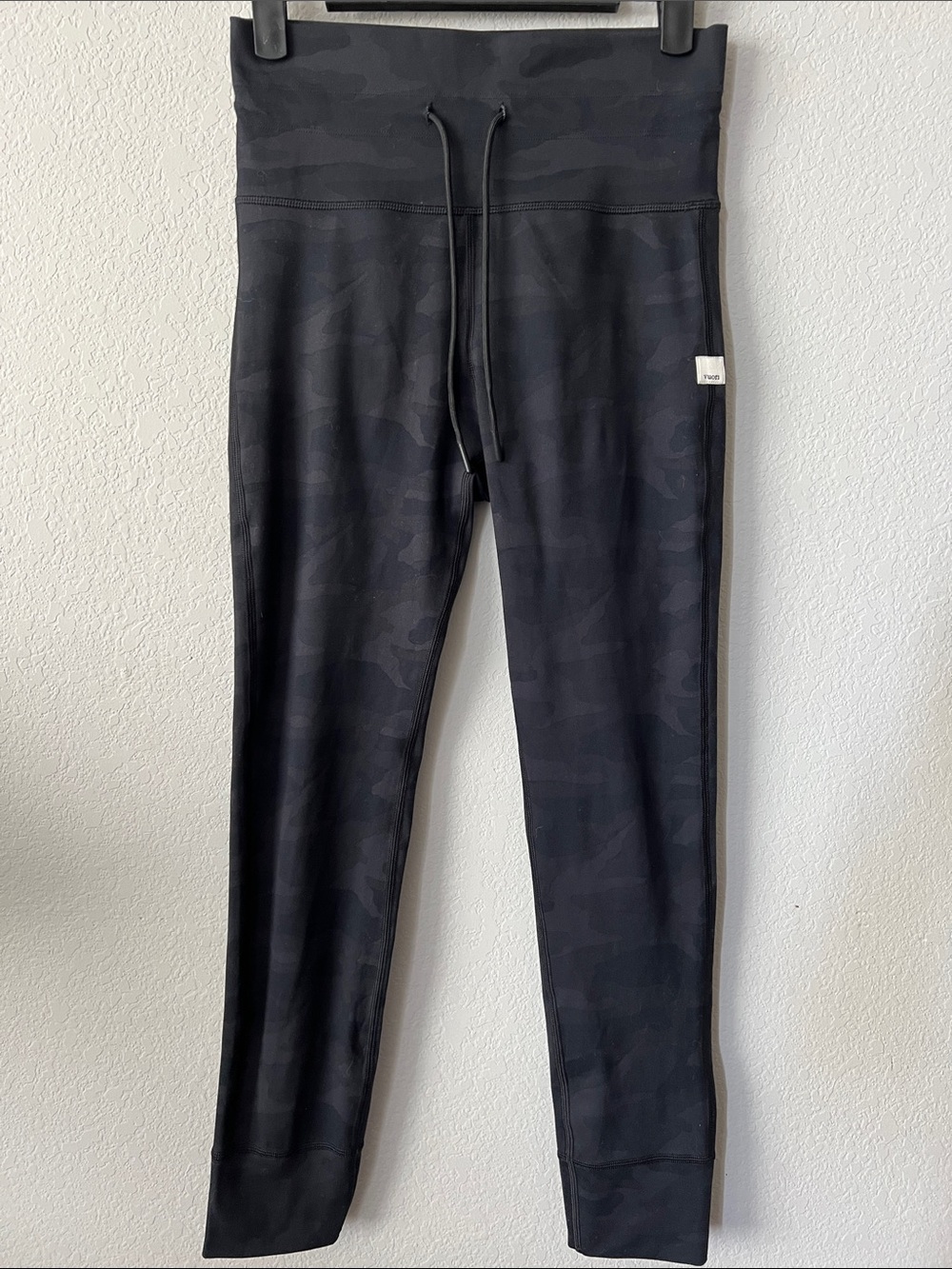 Vuori Daily Leggings Black and Gray Camo